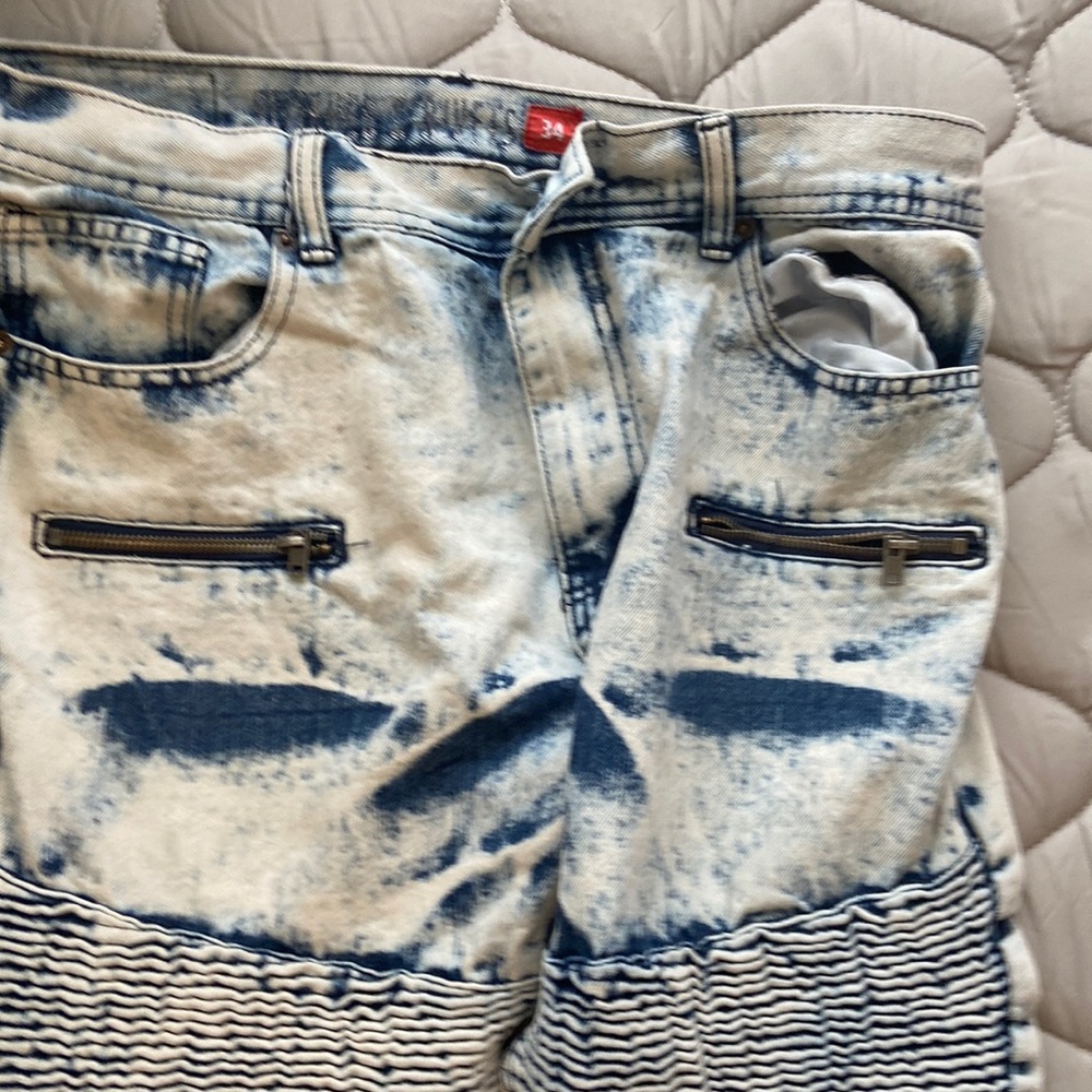 It is from Macy’s. Size 34. Perfect for casual and outside